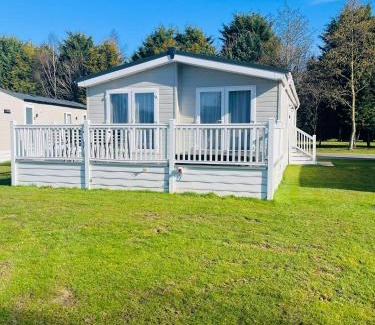 Allerthorpe Cabin | Hemingway Lodge with Hot Tub