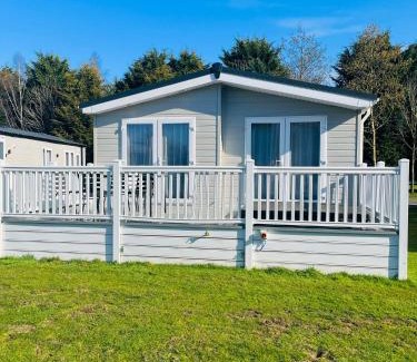 Allerthorpe Cabin | Hemingway Lodge with Hot Tub