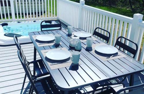 Allerthorpe Cabin | Hemingway Lodge with Hot Tub