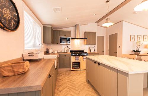 Allerthorpe Cabin | Hemingway Lodge with Hot Tub