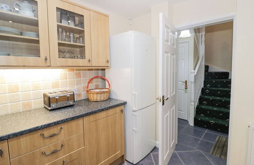 Stourport-on-Severn Cottage | HEN AND CHICKENS, family friendly in Stourport-On-Severn