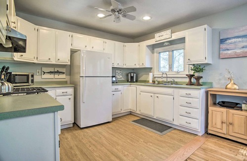 Pocasset Cottage | Hen Cove Home w/Wood Deck - Walk to Beaches!
