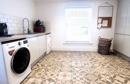 Horton House | Hen Doo’s and Families *Jacuzzi * BBQ *Parking* Pool Table * Games room