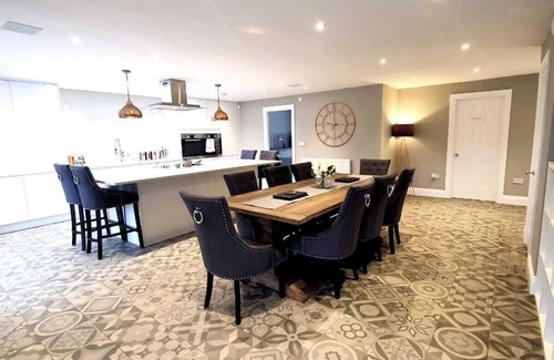 Horton House | Hen Doo’s and Families *Jacuzzi * BBQ *Parking* Pool Table * Games room
