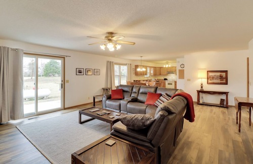 Henderson House | Henderson Home w/Patio: 1 Mi to Norfork Lake