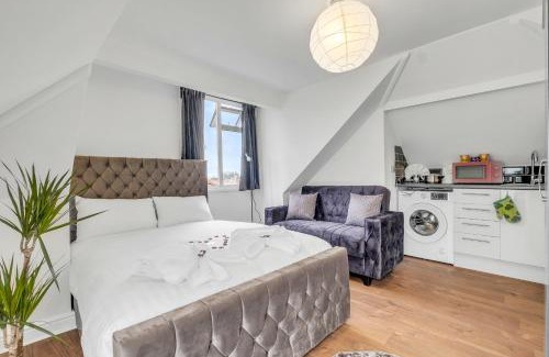 Hendon Apartment | Hendon Studio Stay - Toiletries, Snacks, 25 Min Wembley & Central London, Free Parking, Pets OK
