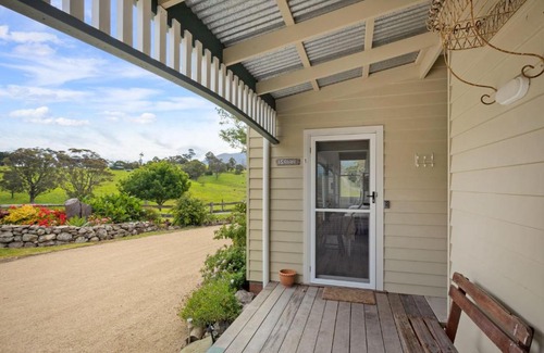 Central Tilba House | Henkley Cottage 1 Isaiah