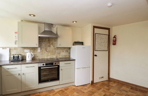 Moreton-in-Marsh Cottage | HENMARSH COTTAGE, pet friendly, with open fire in Moreton-In-Marsh