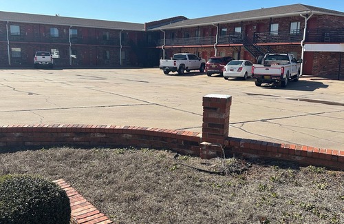 Duncan House | Heritage Inn Duncan HWY 81 with Large vehicle truck parking