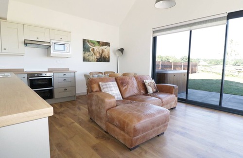 Wedmore Cottage | HERON LODGE CASTLE FARM, family friendly, with hot tub in Wedmore