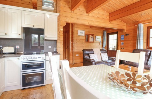 Badwell Ash Cottage | HERON LODGE, character holiday cottage, with hot tub in Badwell Ash