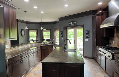 College Grove House | HERON'S NEST. Spacious, Clean. Peaceful. Near Historic Downtown Franklin, TN.