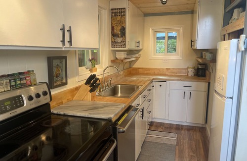 Lakebay Cabin | Herron Island Maple Grove Retreat-Dog Friendly