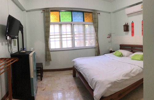 Chiang Rai Hotel | Heun Baan Rong Khun Resort