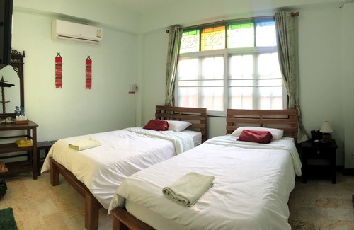 Chiang Rai Hotel | Heun Baan Rong Khun Resort