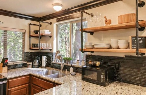 West Village Cabin | Hibernation Station ~ Walkable, Wonderful, Well-Located