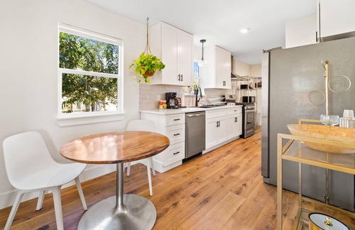 Lockhart House | Hickory House - Family/Group and Pet-Friendly Retreat Near Lockhart Square!
