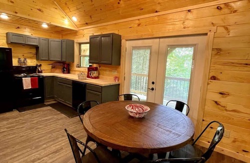 Primrose Cabin | Hidden 3BR 2BA w/King Bed in Heart of RRG!