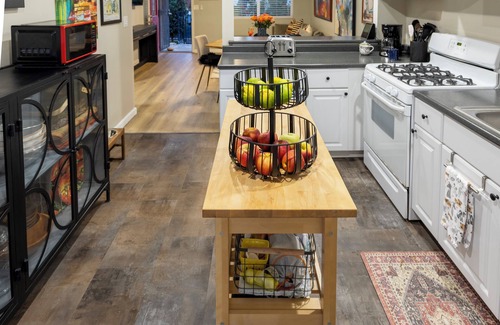 Bay Park House | Hidden Gem by the Bay. King Beds. Private Patio. Kid+Pet-Friendly.