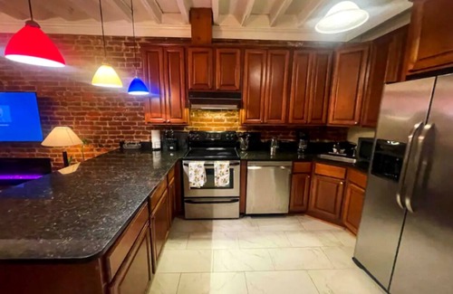 Old Town Alexandria Apartment | Hidden Gem in the heart of Old Town-Walk Score 99