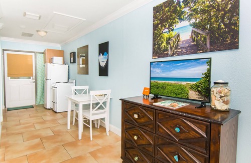 Juno Beach House | Hidden Gem. Steps to Beach. Long/Short Term. Pet friendly.