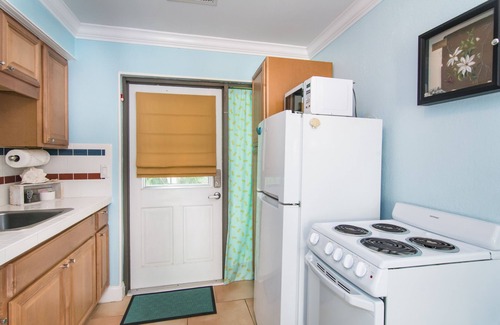 Juno Beach House | Hidden Gem. Steps to Beach. Long/Short Term. Pet friendly.