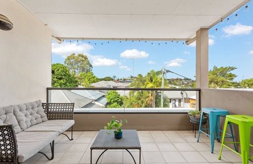 New Farm Apartment | Hidden in New Farm ~ 1 Bed/1 Bath/1 Car/Views