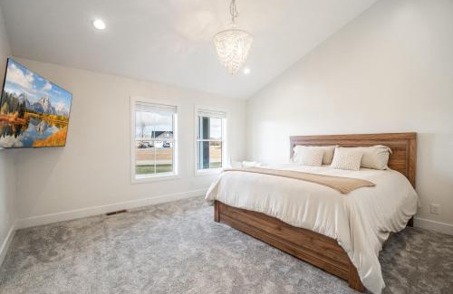 Bingham County House | Hidden Treasure Retreat withHot Tub & River Access home