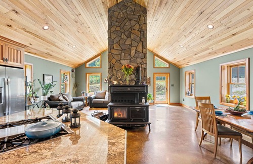 Montoursville Other | Hideaway Farmhouse Suite on Signal Hill with Hot Tub