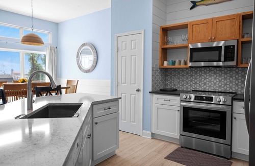 Tang-O-Mar House | Hideout – Updated! Pet Friendly, Golf Cart, Walk to Beach!
