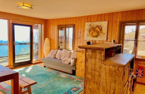 Bodensdorf Apartment | High chair with lake view
