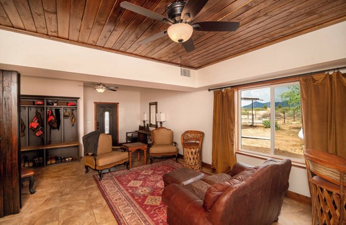 Hereford Cabin | High Desert Oasis, 360 mountain views, close proximity to Bisbee and Tombstone
