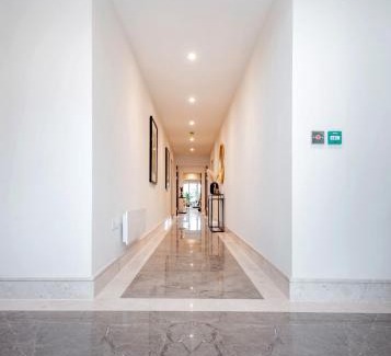 Chigwell Apartment | High End 1 BR Apt, 2 Beds Desirable Chigwell CHCL F3