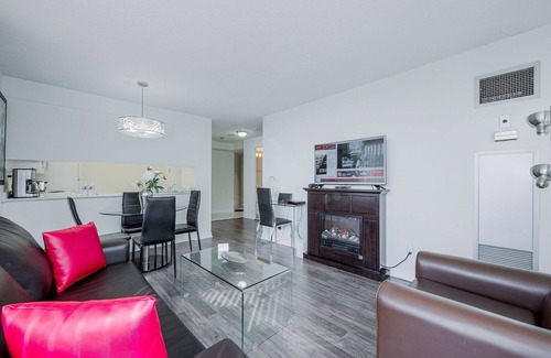 Bay Street Corridor Apartment | High Floor Bay Street 1 Bedroom 1 Bathroom CITY VIEW condo (Sleeps 4) w. Balcony