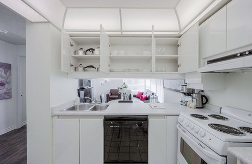 Bay Street Corridor Apartment | High Floor Bay Street 1 Bedroom 1 Bathroom CITY VIEW condo (Sleeps 4) w. Balcony