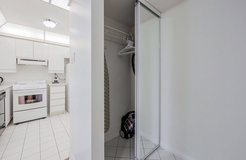 Bay Street Corridor Apartment | High Floor Bay Street 1 Bedroom 1 Bathroom CITY VIEW condo (Sleeps 4) w. Balcony