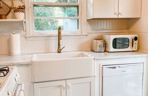 University District House | High Point House - amazing location -Sleeps 12!