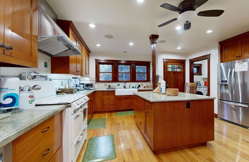 Eagle Rock House | Highest House in Highland Park | Private Hot Tub, Office & Chefs Kitchen