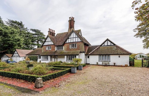 Tring Apartment | Highfield Lodge in Tring situated near beautiful woodland and field walks