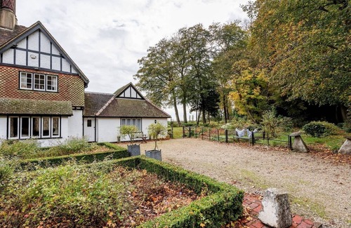 Tring Apartment | Highfield Lodge in Tring situated near beautiful woodland and field walks