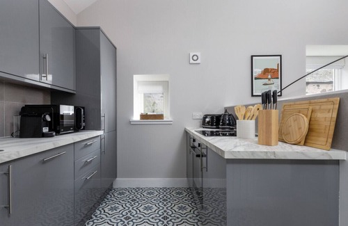Stirling Apartment | Highland Hideaway: Modern Comfort in Historic Area