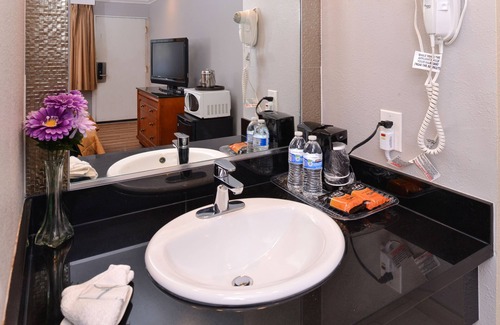 Dimond Hotel | Highlander Motel