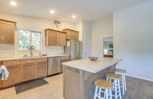 Oakridge House | Hike, Bike & Ski: Oakridge Home ~ 3 Mi to Trails!