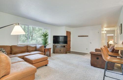 Ahwahnee House | Hike, Boat and More Cabin with Hot Tub in Ahwahnee!