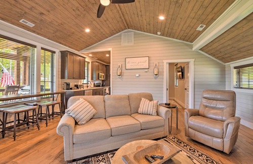 Glenville Cottage | Hike to Waterfalls: Chinquapin Mountain Retreat