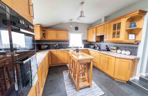 Cullen House | Hill Crest - cliff top cottage with stunning views of the bay.
