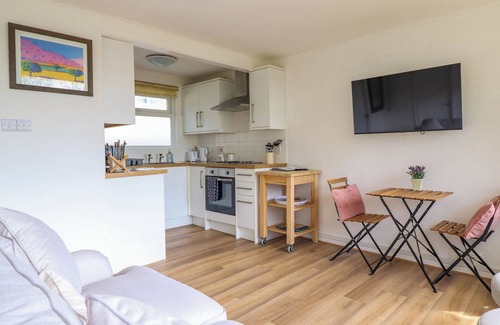 Bryn-crug Cottage | HILL VIEW, pet friendly, with a garden in Tywyn