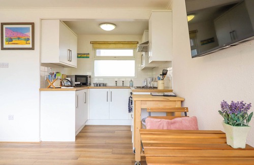 Bryn-crug Cottage | HILL VIEW, pet friendly, with a garden in Tywyn
