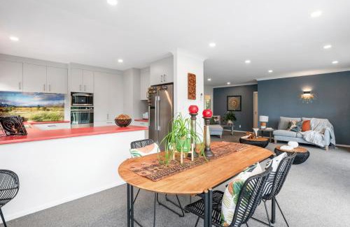 Bluff Hill House | Hillcrest Hideaway - Napier Holiday Apartment