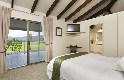 Upper Crystal Creek Bed & Breakfast | Hillcrest Mountain View Retreat